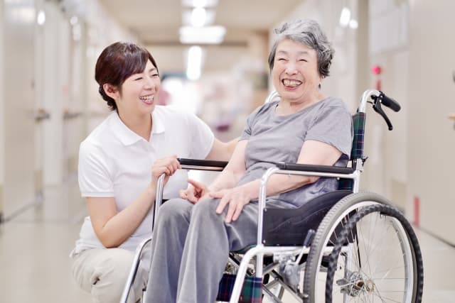 介護スタッフと利用者の笑顔