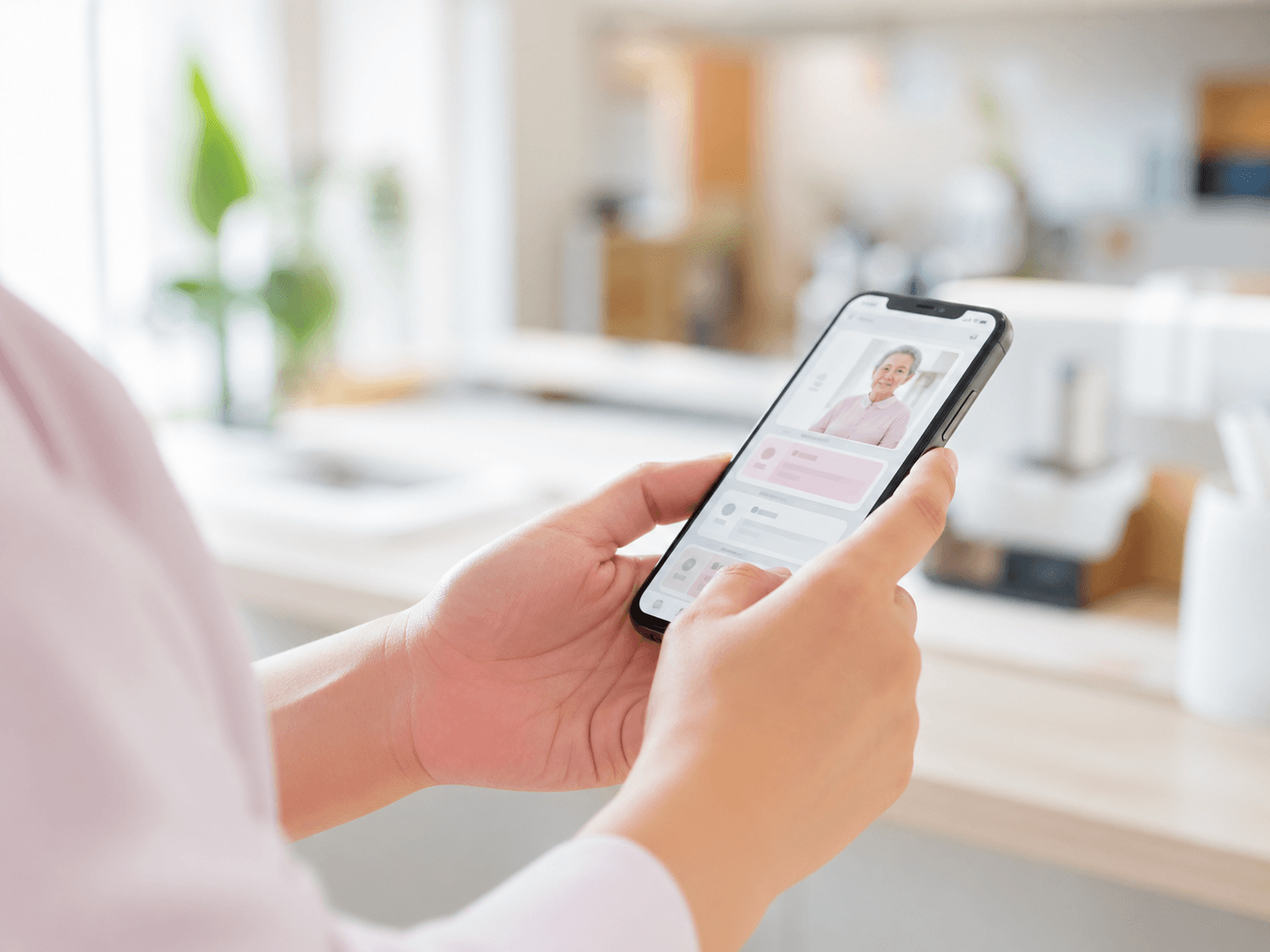 スマホで利用者情報を確認している介護スタッフ