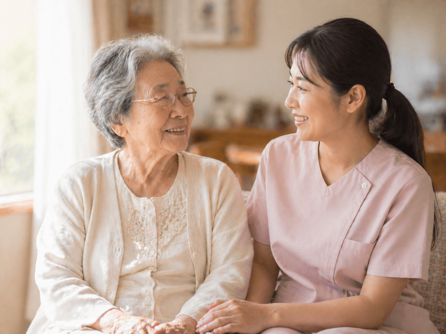 利用者と笑顔で向き合い、時間を共にする介護スタッフ