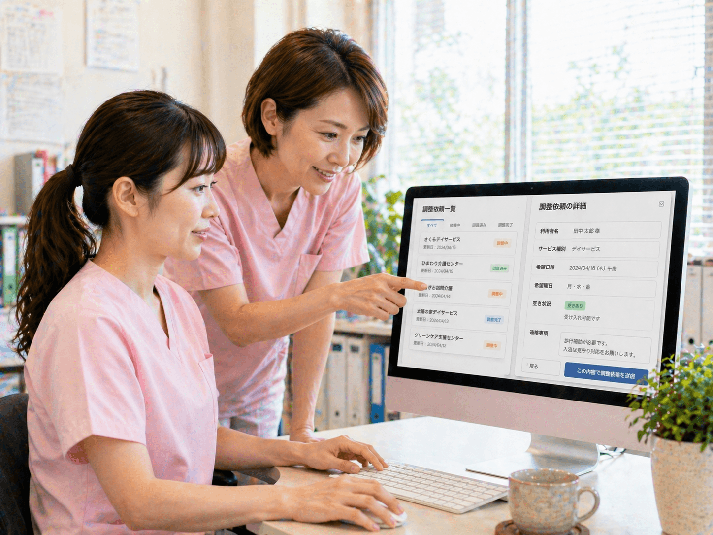 2人のスタッフがモニターを囲んで調整依頼を確認している