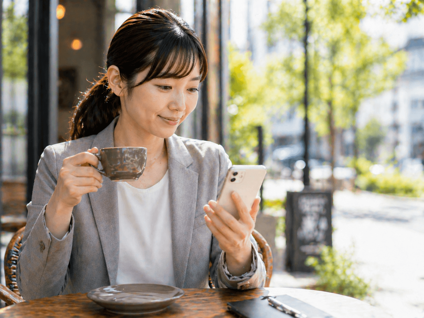 屋外でスマホから利用者書類にアクセスする介護専門職