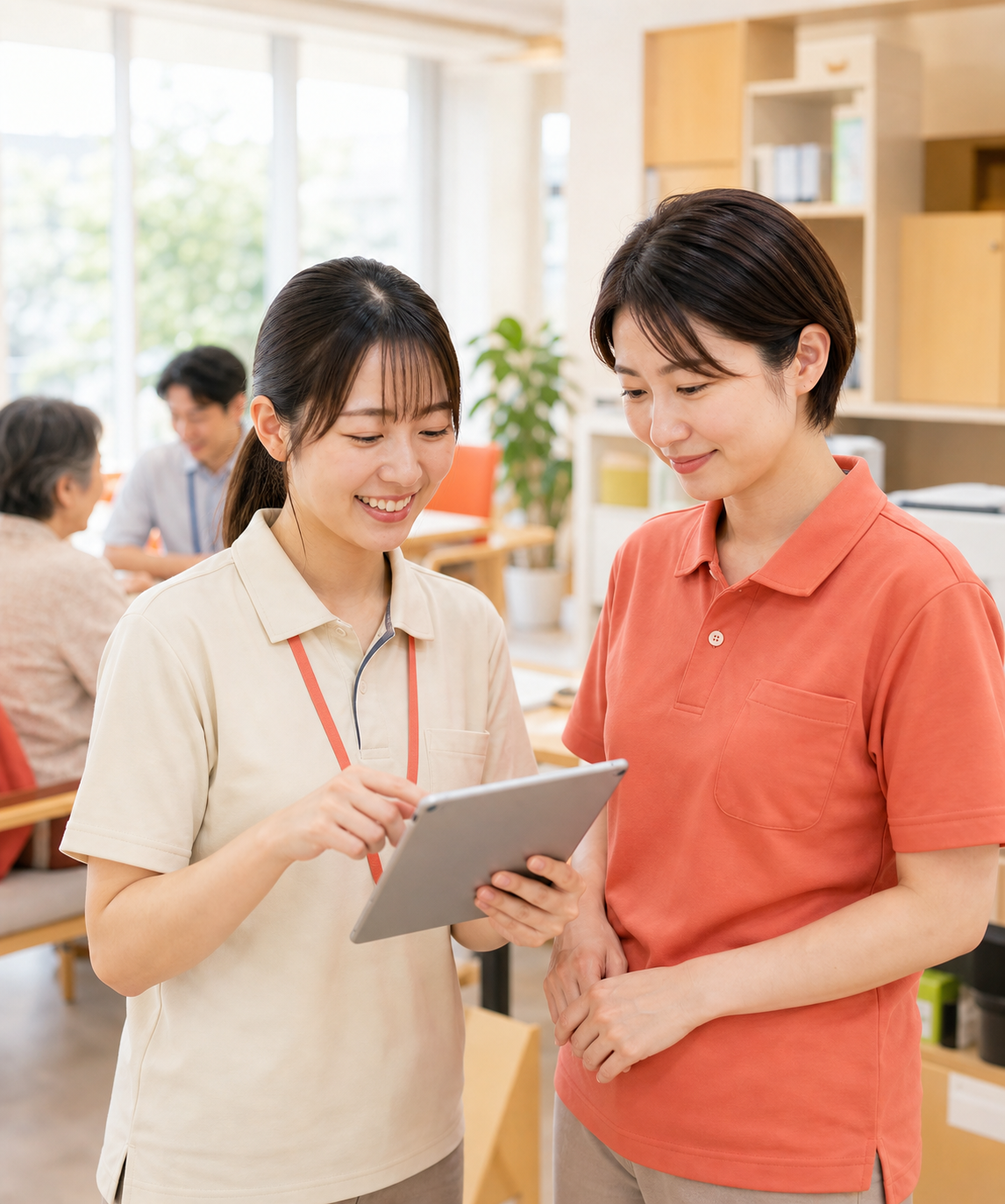 タブレットで連絡状況を確認する介護スタッフ